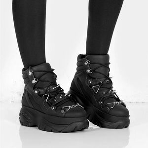 Disturbia Venus studded platform lace up ankle boots size 8 (39)